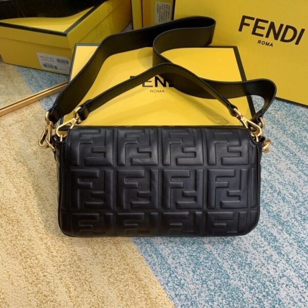 4C13C718-CEBA-8048-C352-9B39B0020E75.jpg Fendi baguette Bag