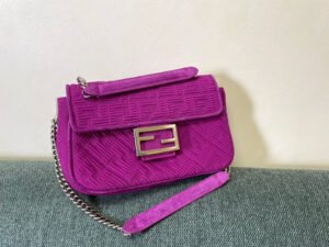 4D257BCA-6698-F238-7318-08B64F23CF26.jpg Fendi Midi Baguette Chain Bag