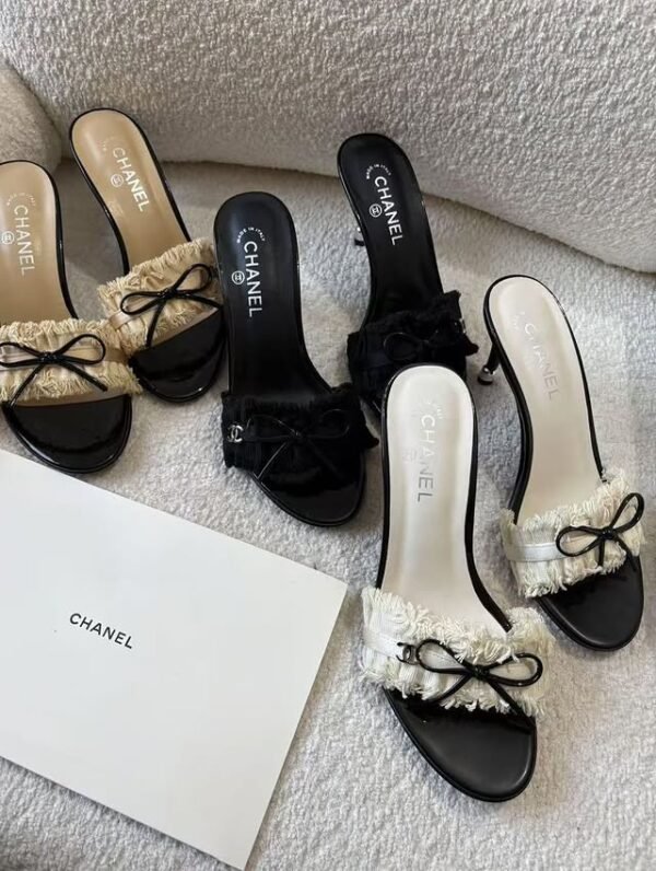 4F872FA5-CECB-0C50-02C0-0B9A099CC20C.jpg Chanel Black Ruffled Fabric CC Bow Slide Sandals