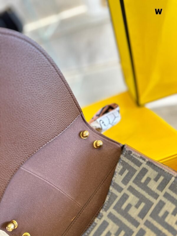 502C8F50-A9BD-B87A-7E90-75486EC65F0E.jpg Fendi C'mon Nano - Flower