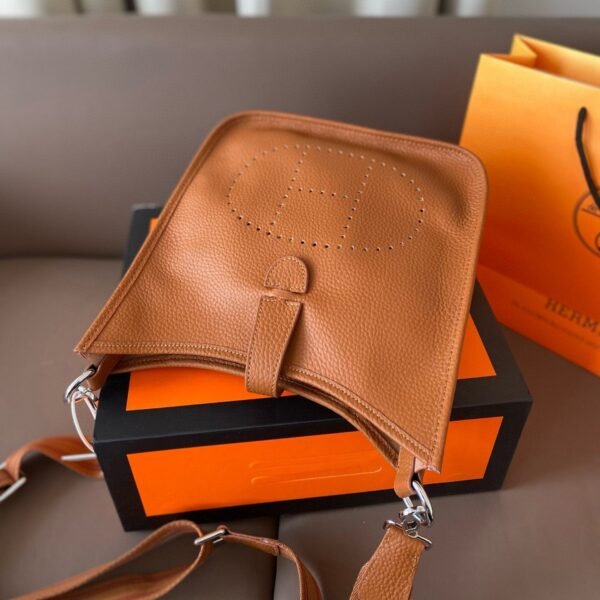 5068399C-8D18-63F0-B2EE-1FED52987D68.jpg Evelyne 25 bag