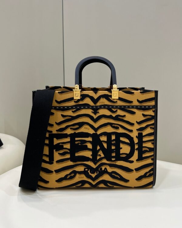 51D85E74-DFBF-D841-0DB7-1F2600669071.jpg Fendi Sunshine Shopper Meduim Bag