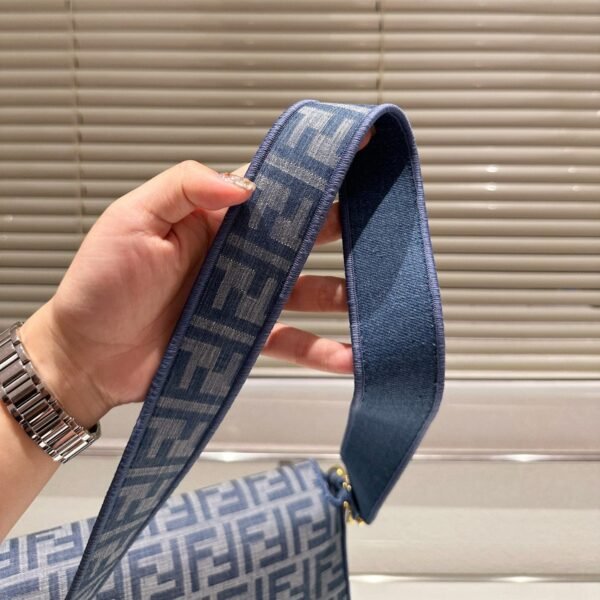 5256E7F9-B50E-EA96-0933-1FE2EAD2BA55.jpg Fendi Baguette Medium