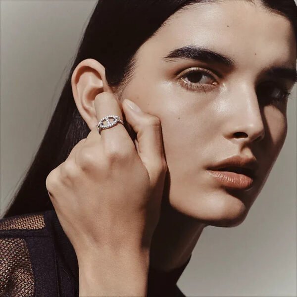 5343E068-BE34-4880-C458-5B02D031E74A.jpg Farandole ring