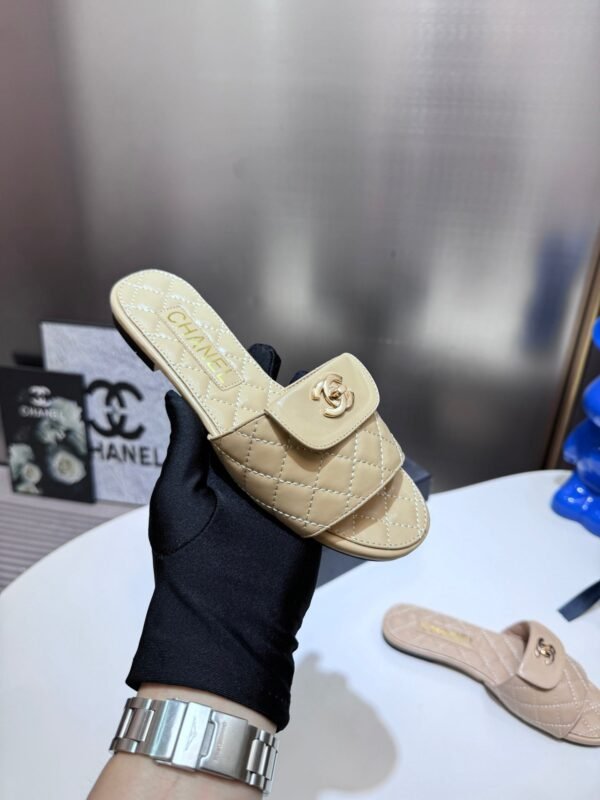 54F666DC-2BD7-E59E-0F82-61A9023C6B2A.jpg Chanel Women's Logo 25ss CC Sandal