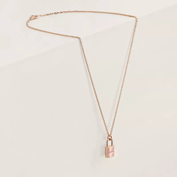 56993FDE-5C9C-2B61-377C-260FABD9DB09.jpg Kelly Cadenas pendant