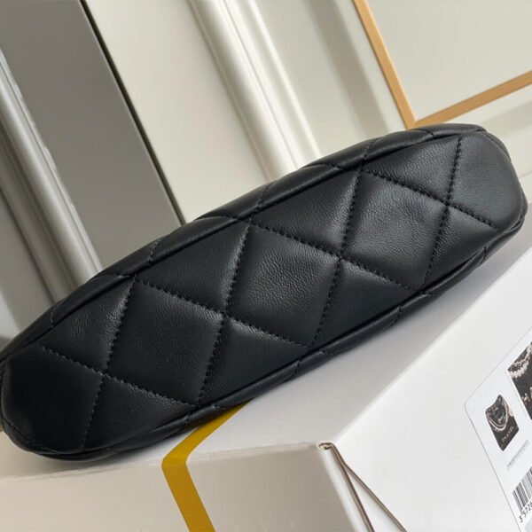 5BD57E0E-0D69-F529-2181-00036569B976.jpg CHANEL HOBO HANDBAG