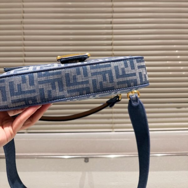 5C6A346E-B065-4BB7-F816-79FAE8B30A8A.jpg Fendi Baguette Medium