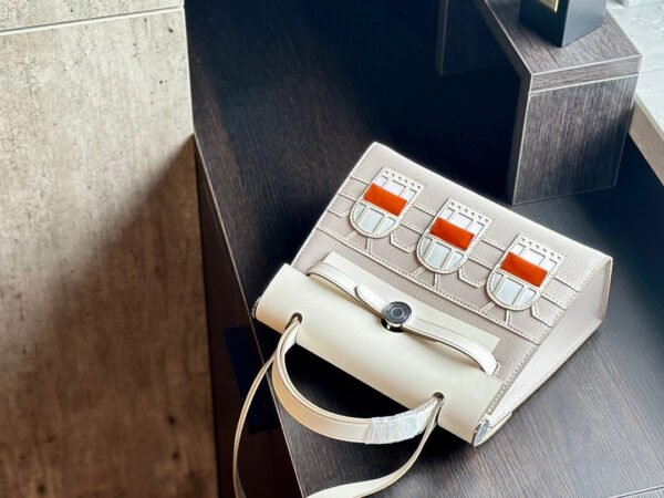 5CECCCDD-F65D-8236-C525-AA2420EF40F3_0d0baa43-27a3-4eab-b791-47ba31bbf9d5.jpg Kelly 22 Bag - Black