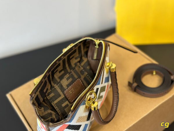 5D115811-8E31-A970-EC2E-1DDD827BAC2C.jpg Fendi By The Way Mini