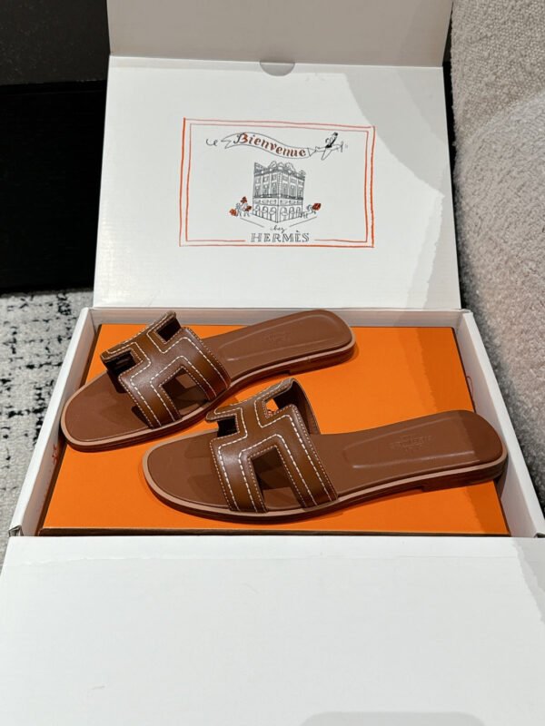 5D5BAE22-223C-4057-8A33-65EC499A5EED.jpg Hermes Women's Oran Sandal
