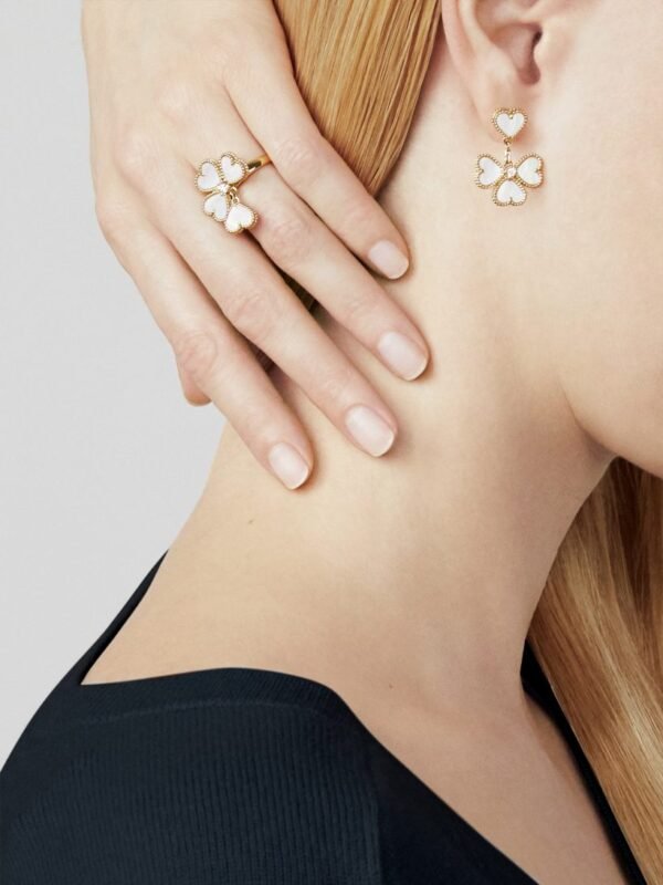 5FE14819-64E5-7E16-D36A-54E1AD455577.jpg Sweet Alhambra effeuillage earrings