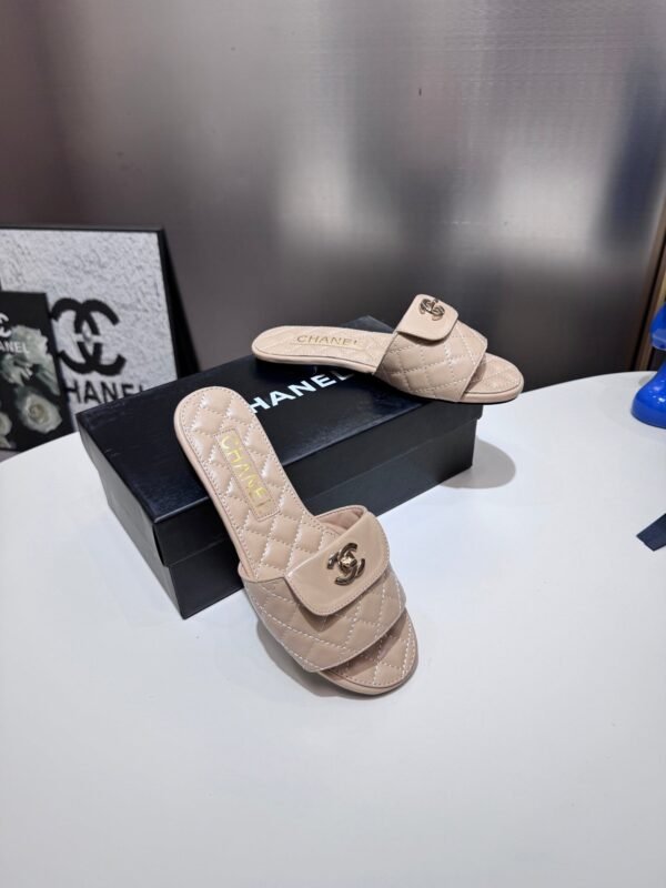 60EBDA7B-5A0C-FD72-3B87-C97F0F0AA557.jpg Chanel Women's Logo 25ss CC Sandal