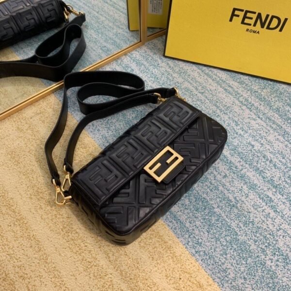 62FFAD07-A6AC-ABB1-1FFA-56B9EC5E352C.jpg Fendi baguette Bag