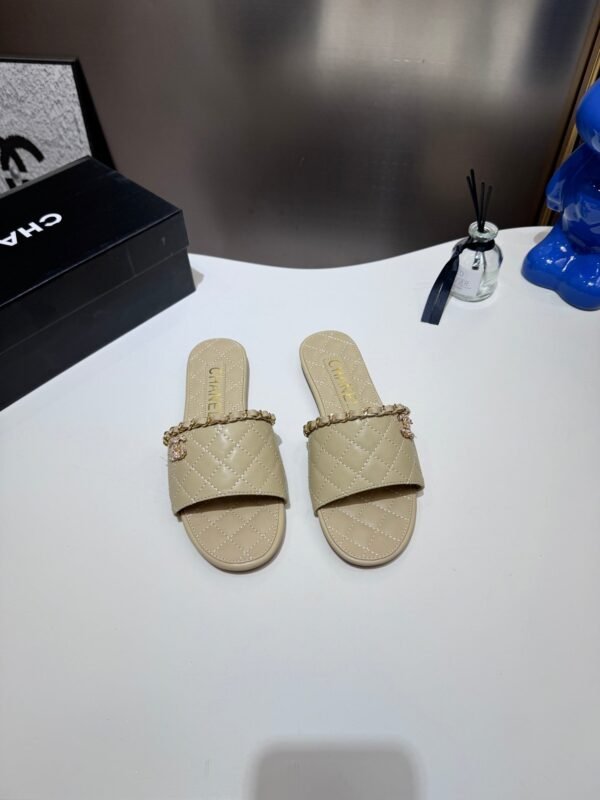 64EF949E-518A-68E0-26D8-30038401F581.jpg Chanel Women's Logo 25ss CC Sandal