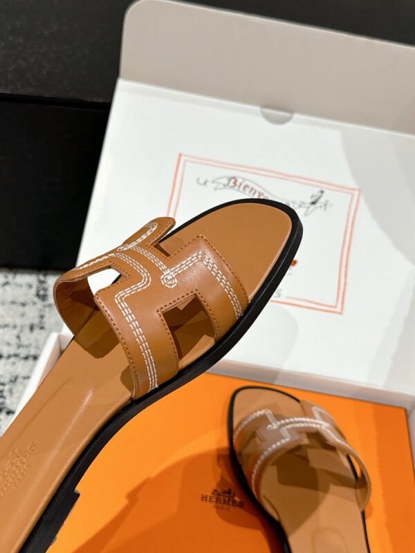 682DAD5F-799F-63B0-E8C0-6FE7CB5903D6.jpg Hermes Women's Oran Sandal