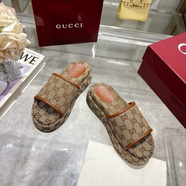 694AFDC3-EC6F-569A-1CF9-127DFDBE72BD.jpg GUCCI Women's Platform Slide Sandal