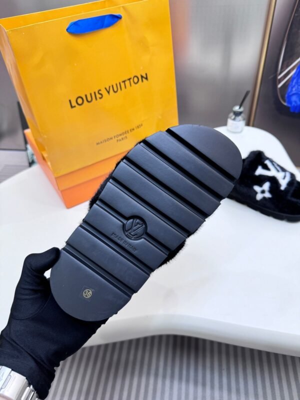 6A63FF74-33BD-36EB-3DB9-803B31833D47.jpg Louis Vuitton Women's Pool Pillow Comfort Sandal