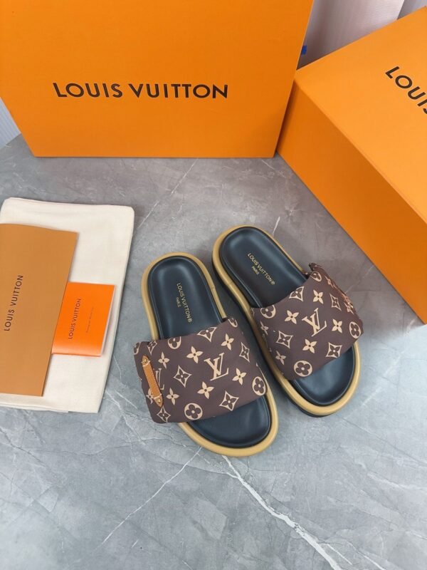 6D919076-828D-D5EF-8714-06745208E53D.jpg Louis Vuitton Unisex Pool Pillow Comfort Sandal