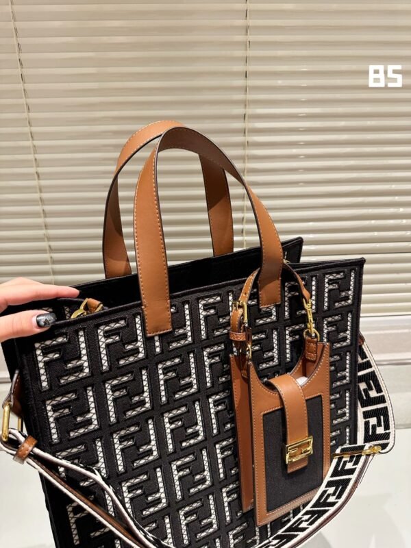 6D9BDA5A-1905-6FFF-8276-F6294EBCDE9C.jpg Fendi Sunshine Medium - black