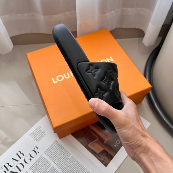 6EB69D7E-20FF-319A-6E74-BB8365DE719C.jpg Louis Vuitton Unisex Pool Pillow Comfort Sandal