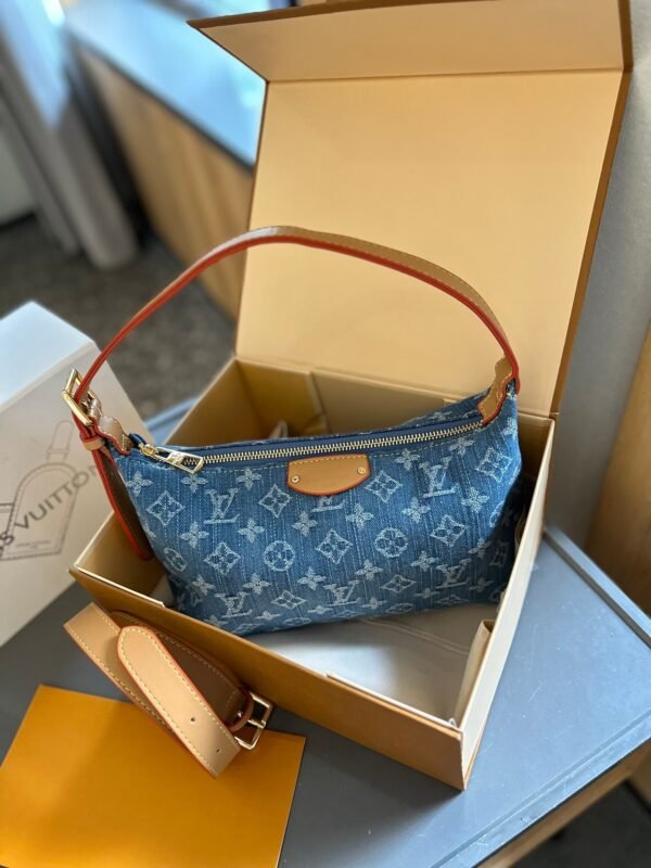 6F5AFD10-2096-EDA5-0266-70036B9AF730.jpg Hills Pochette