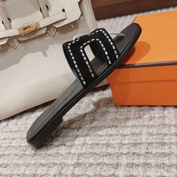 7113CCAC-61D8-1562-8891-44E757384B56.jpg Hermes Women's Oran Sandal