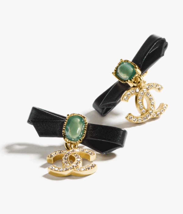 7158116C-B16A-F2F1-EBEF-1AD554D7FD14.png PENDANT EARRINGS