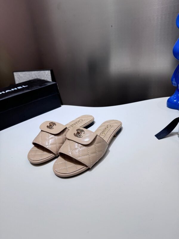 71F295A1-AEF0-A5D1-B391-D6D0FCBD6E9A.jpg Chanel Women's Logo 25ss CC Sandal