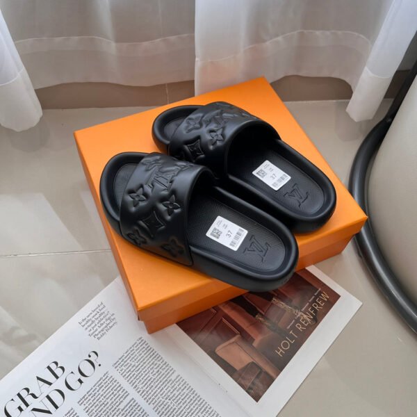 726E0461-1AB1-70AA-50F7-95EE8833A2DC.jpg Louis Vuitton Unisex Pool Pillow Comfort Sandal