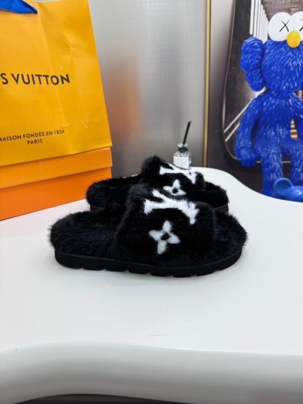 72F06354-35C5-E993-5B28-7C9552932915.jpg Louis Vuitton Women's Pool Pillow Comfort Sandal