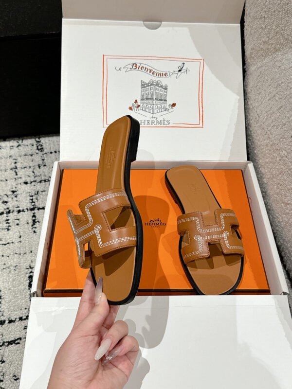 72F437C8-0DB2-AC90-9FCA-CD014891F6AB.jpg Hermes Women's Oran Sandal