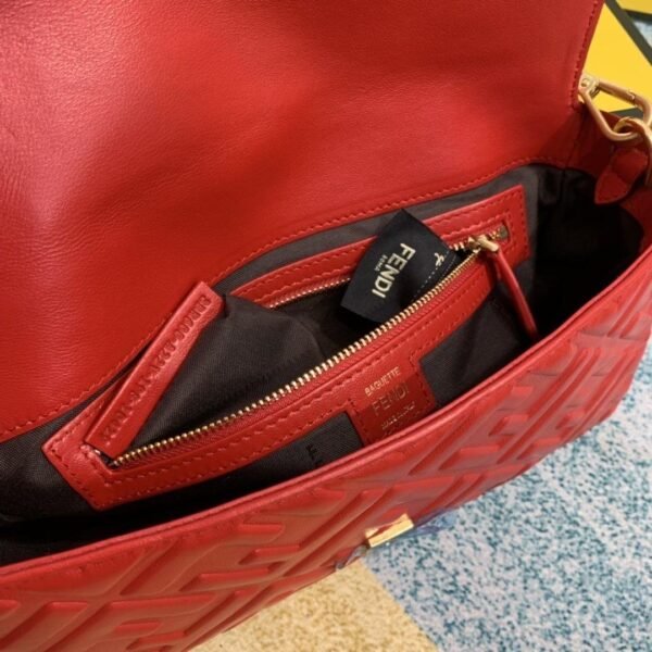 73A85CAB-D8DD-6A52-40B4-BD25892C6C69.jpg Fendi baguette Bag