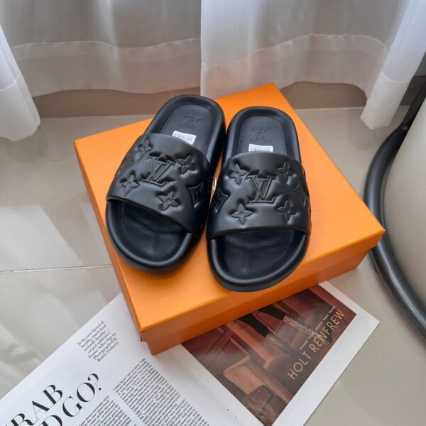 75B33D77-C590-8D6B-221E-40A2CCA5ADF6.jpg Louis Vuitton Unisex Pool Pillow Comfort Sandal