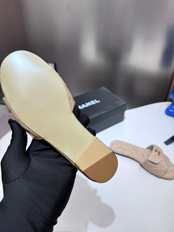 760D280E-C7ED-16EB-09A9-E1D51A73B99D.jpg Chanel Women's Logo 25ss CC Sandal
