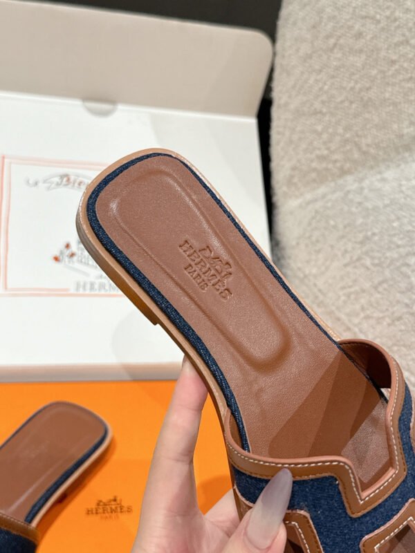 76829C55-F5B4-BEB5-9B15-ABE223008CEF.jpg Hermes Women's Oran Sandal