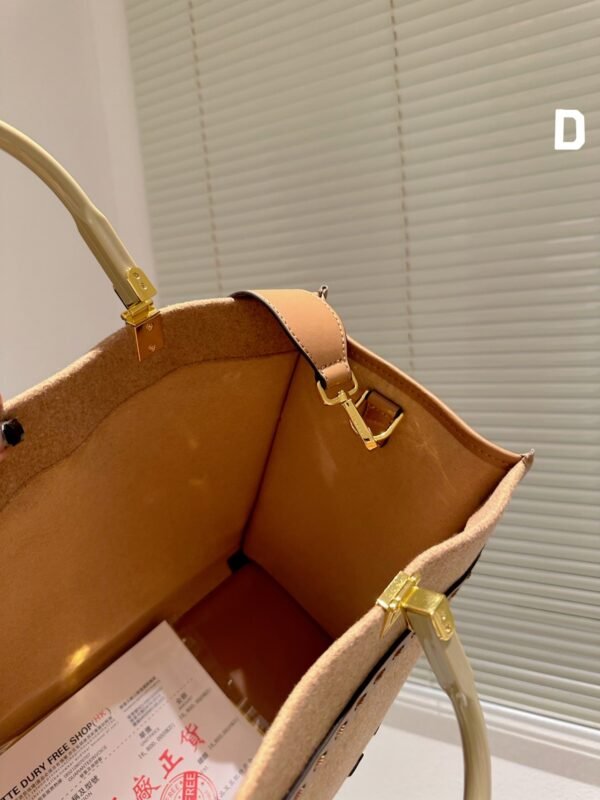 7781B042-86B8-76D5-2B4F-884E7D42105D.jpg Fendi Sunshine Medium