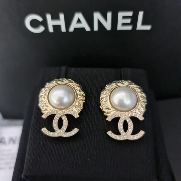 77F47784-EA37-258F-415A-A5212276532D.jpg Gold Pearly White & Crystal CC Earrings