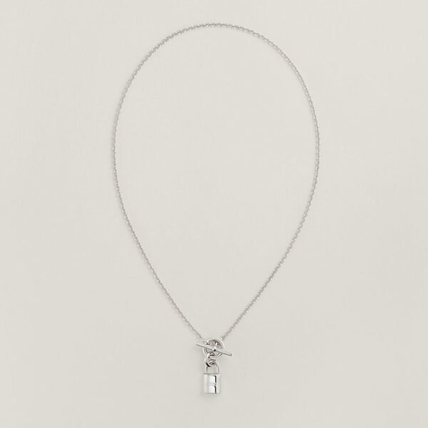 7889A3DF-2EEE-96CD-664F-D9F30311561E.jpg Kelly Cadenas pendant