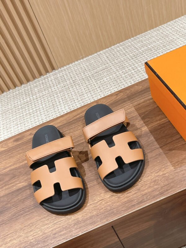78C18880-43F4-476E-C045-FC7EB3D4BE38.jpg Hermes Unisex Chypre Sandal
