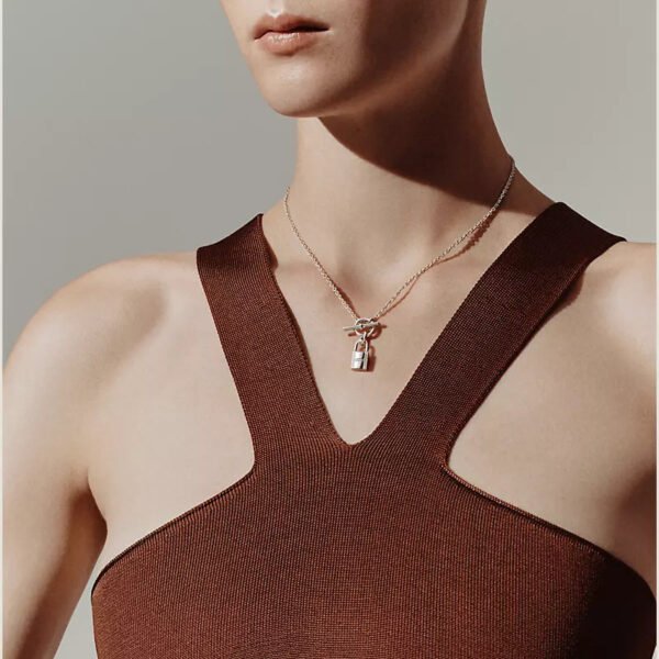 792FFAE1-D8E7-A362-71E3-3F4CD7812F9C.jpg Kelly Cadenas pendant