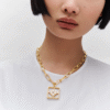 79C12CF6-5F2C-8D5B-8BD0-8AFD4DE8A7D3.png B Blossom Necklace, Yellow Gold, White Mother-Of-Pearl And Diamonds