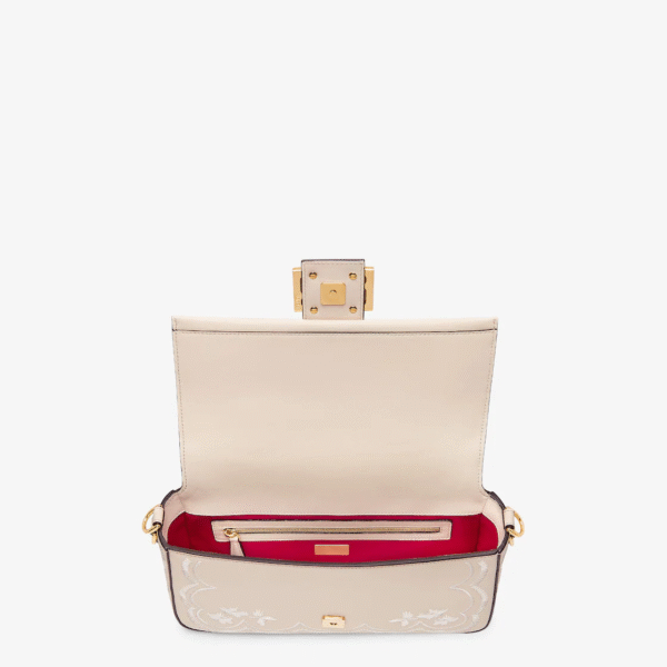 7A27008D-2B01-45D7-2F86-3D07937C4614.png Fendi Baguette Medium