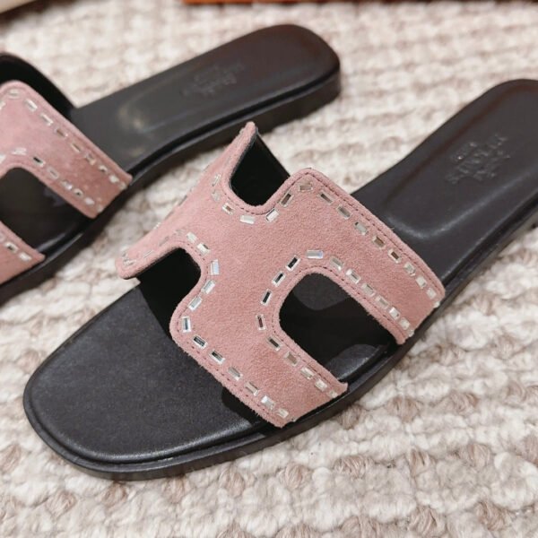 7A74653C-DDC7-71EF-27FE-166433DDE085.jpg Hermes Women's Oran Sandal