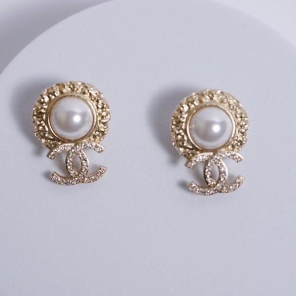 7ACA409D-A571-09E8-CC05-0229DF18DCF2.jpg Gold Pearly White & Crystal CC Earrings