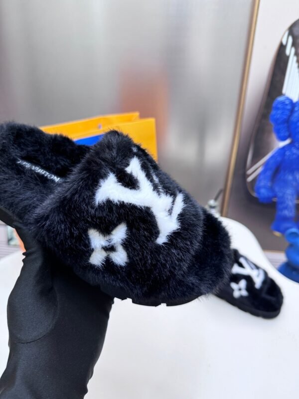 7F7FD898-DBBB-FCF7-AF59-D5AA9AA9DAEB.jpg Louis Vuitton Women's Pool Pillow Comfort Sandal