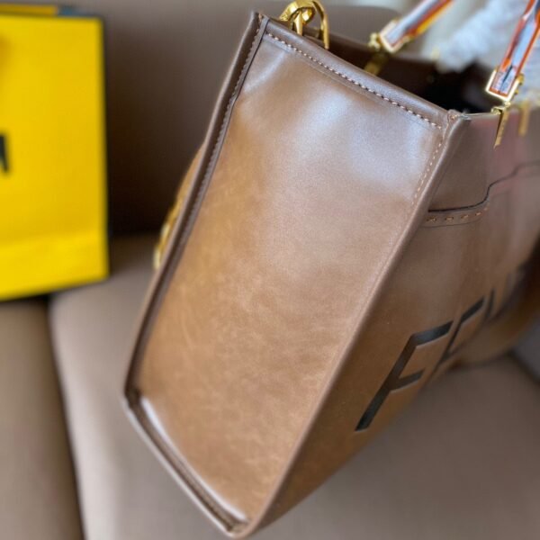 81229853-DEE5-ED0C-558E-AEF2F848AE8C.jpg Fendi Sunshine Medium