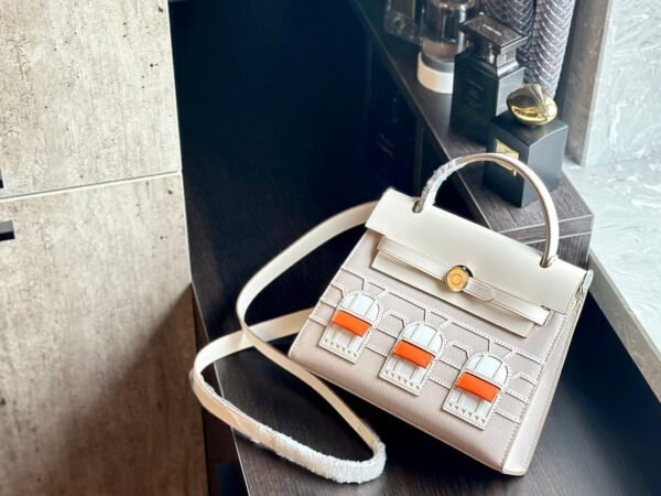 8217D844-D981-C089-5D87-6BEE435B9DB9_887129bc-97dc-43d6-9830-964c12af79a4.jpg Kelly 22 Bag - Black