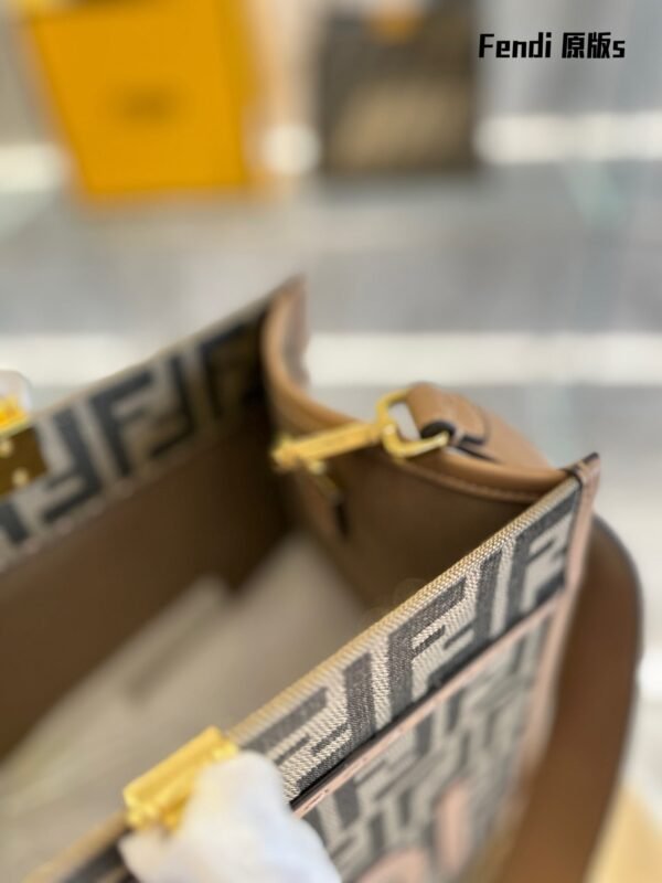 821CFA40-89B1-7315-522A-1B02B251BD13.jpg Fendi Sunshine Large