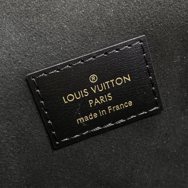 840AC69B-2E1C-C616-A0FE-26C23806F65A.jpg Louis Vuitton Vanity Chain Pouch M47125